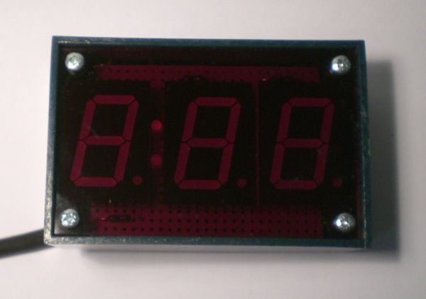 Das Gehäuse der Zeitschaltuhr mit roter Acrylglasfront