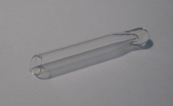 Das zu untersuchende Glasröhrchen