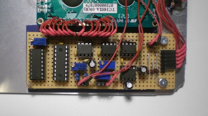 Das Ampere- und Voltmeter sowie LCD des Nixie-Netzteil III