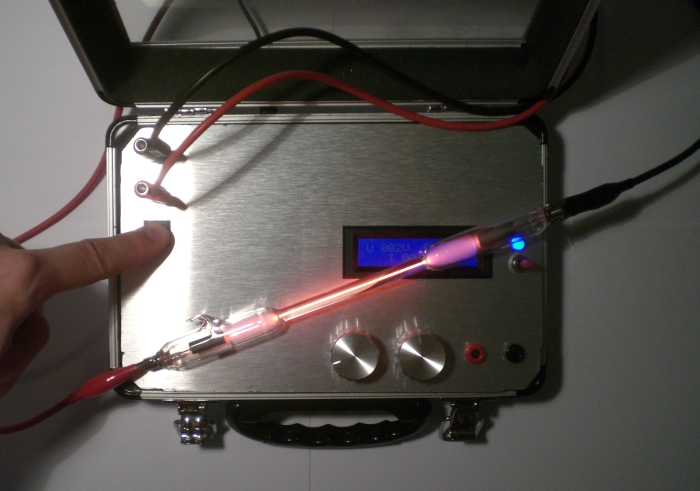 Testen einer Spektralröhre mit dem Nixie-Netzteil III